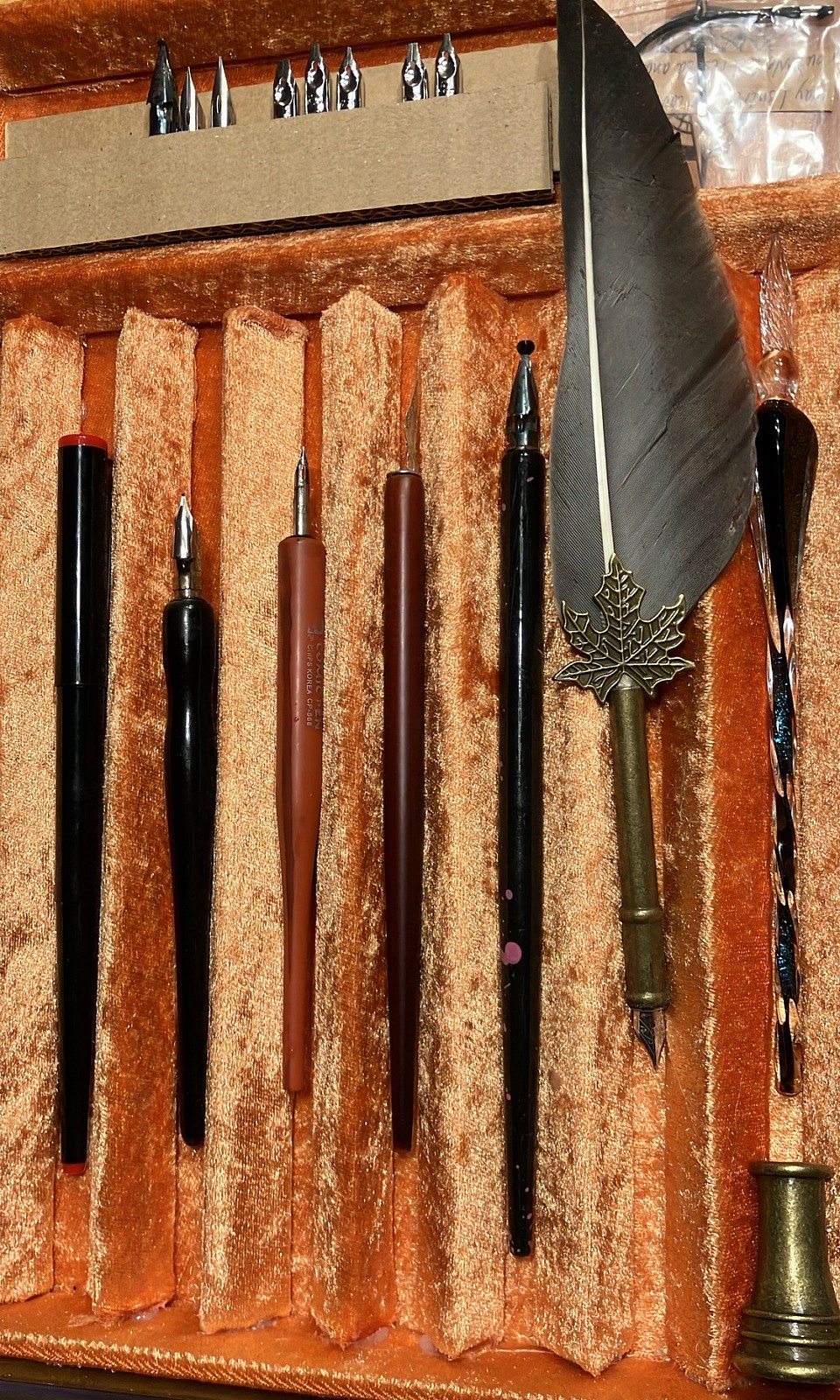 Schöne samtige Aufbewahrung für längere Federhalter selbstgemacht. Passend für DIN a 4 Schubladen.